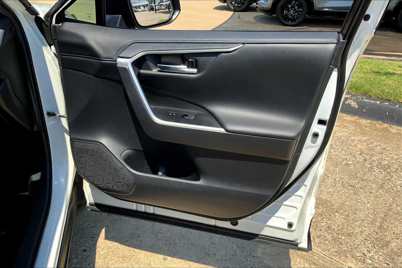 2019 Toyota RAV4 Hybrid XSE photo 20