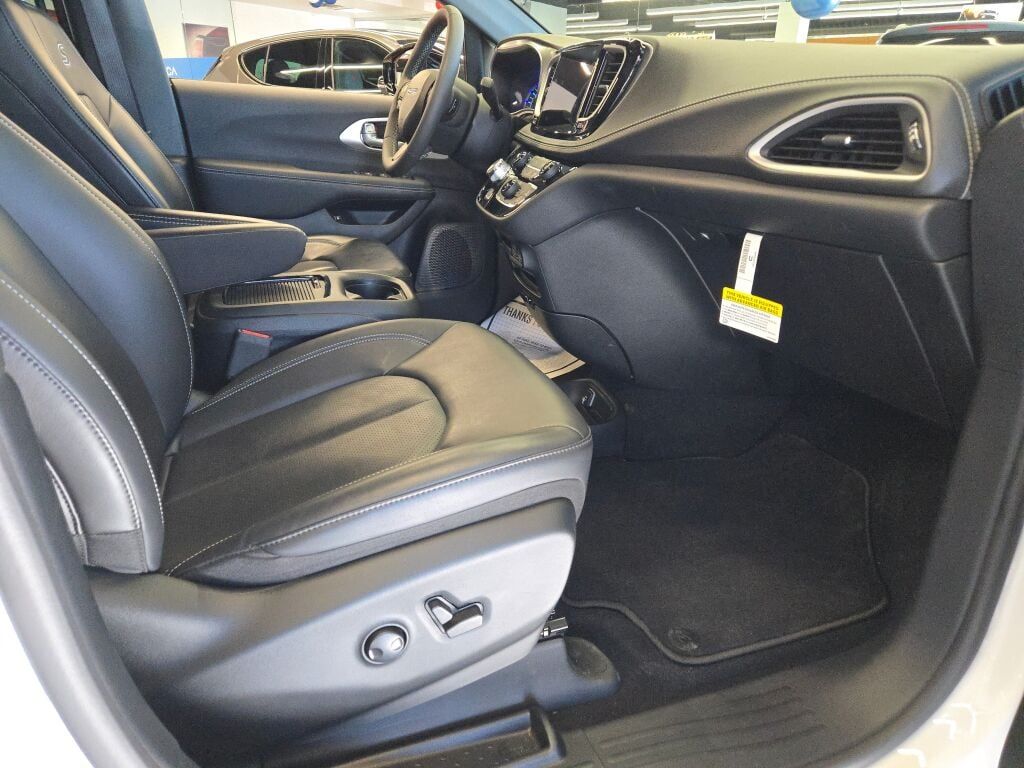 2024 Chrysler Pacifica Hybrid photo 4