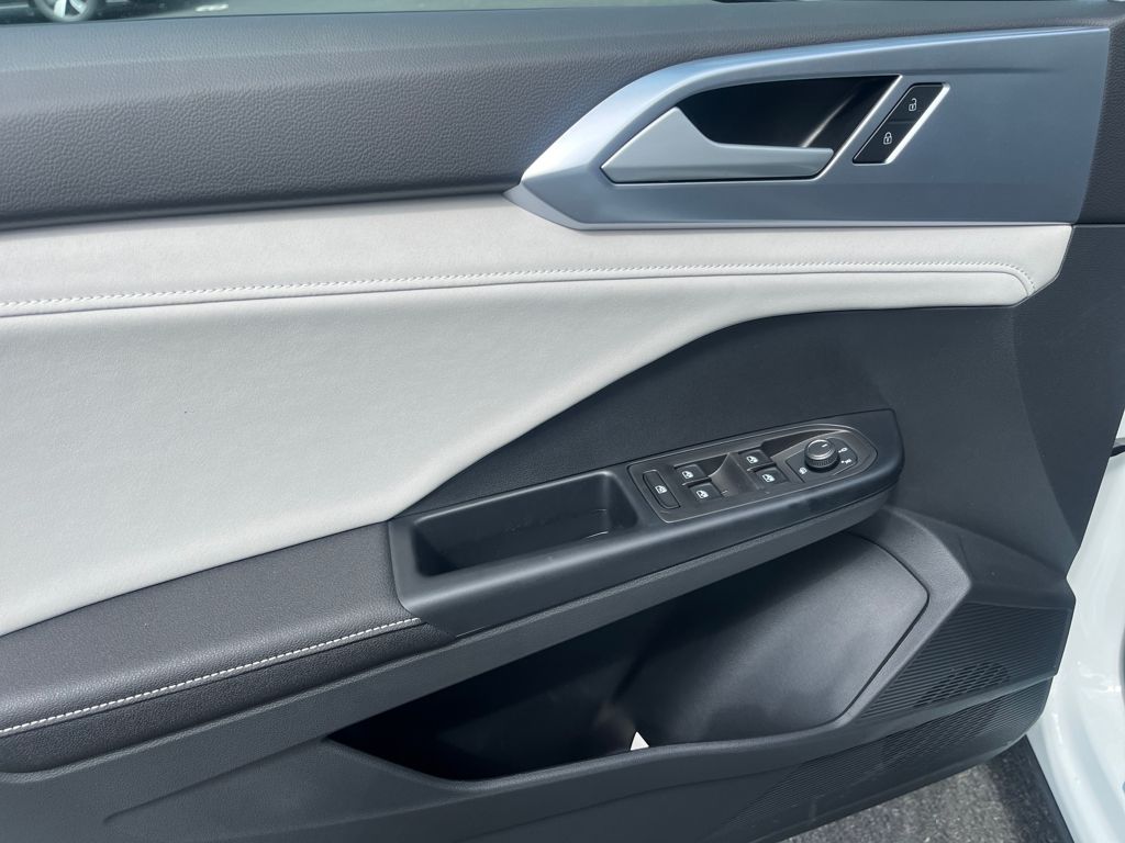 2025 Volkswagen Taos SE photo 9