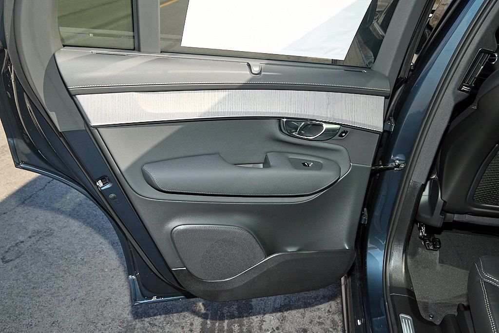 2026 VOLVO XC90 - Image 17