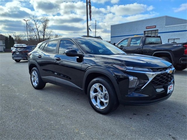 2024 Chevrolet Trax LS photo 2