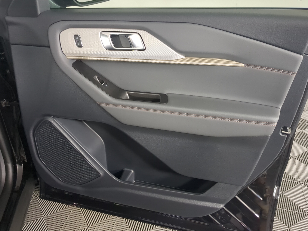 2025 Ford Explorer photo 16
