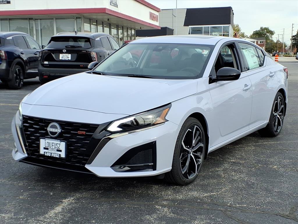 2025 Nissan Altima SR photo 4
