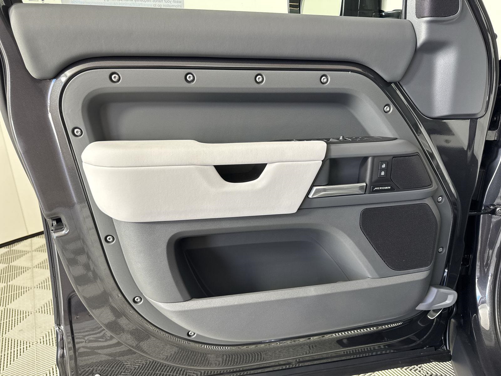 2025 Land Rover Defender 130 S photo 21