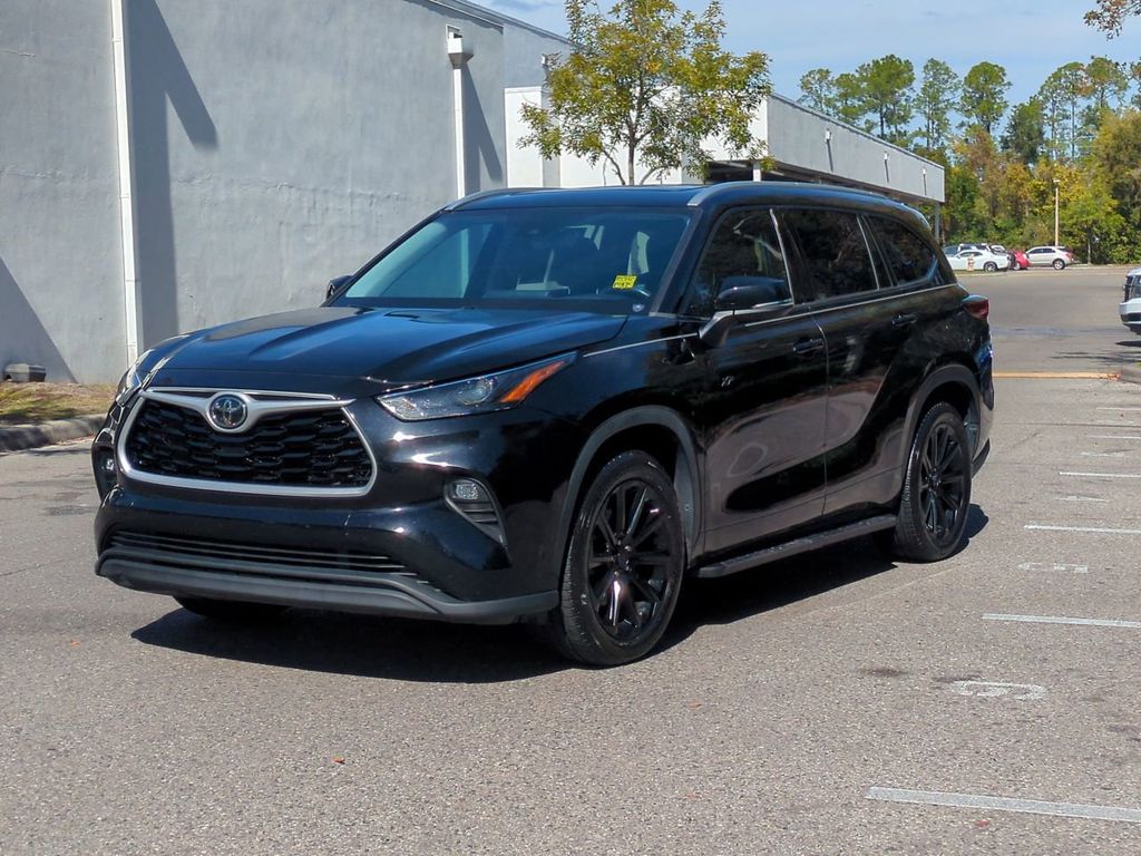 2022 Toyota Highlander XLE's photo