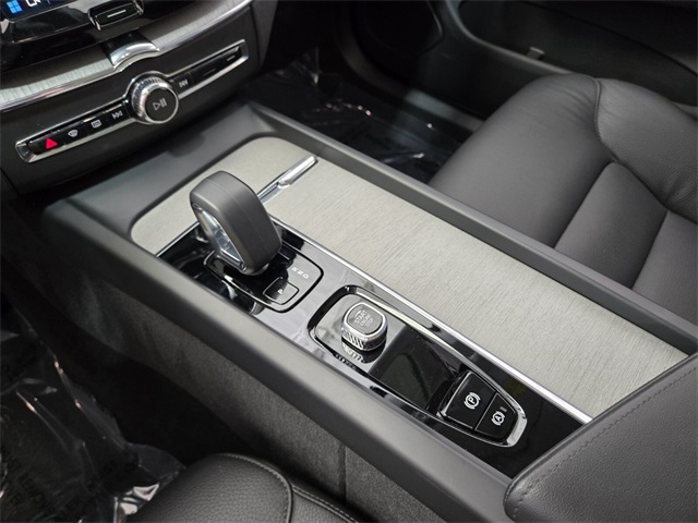 2025 Volvo XC60 B5 Plus photo 35