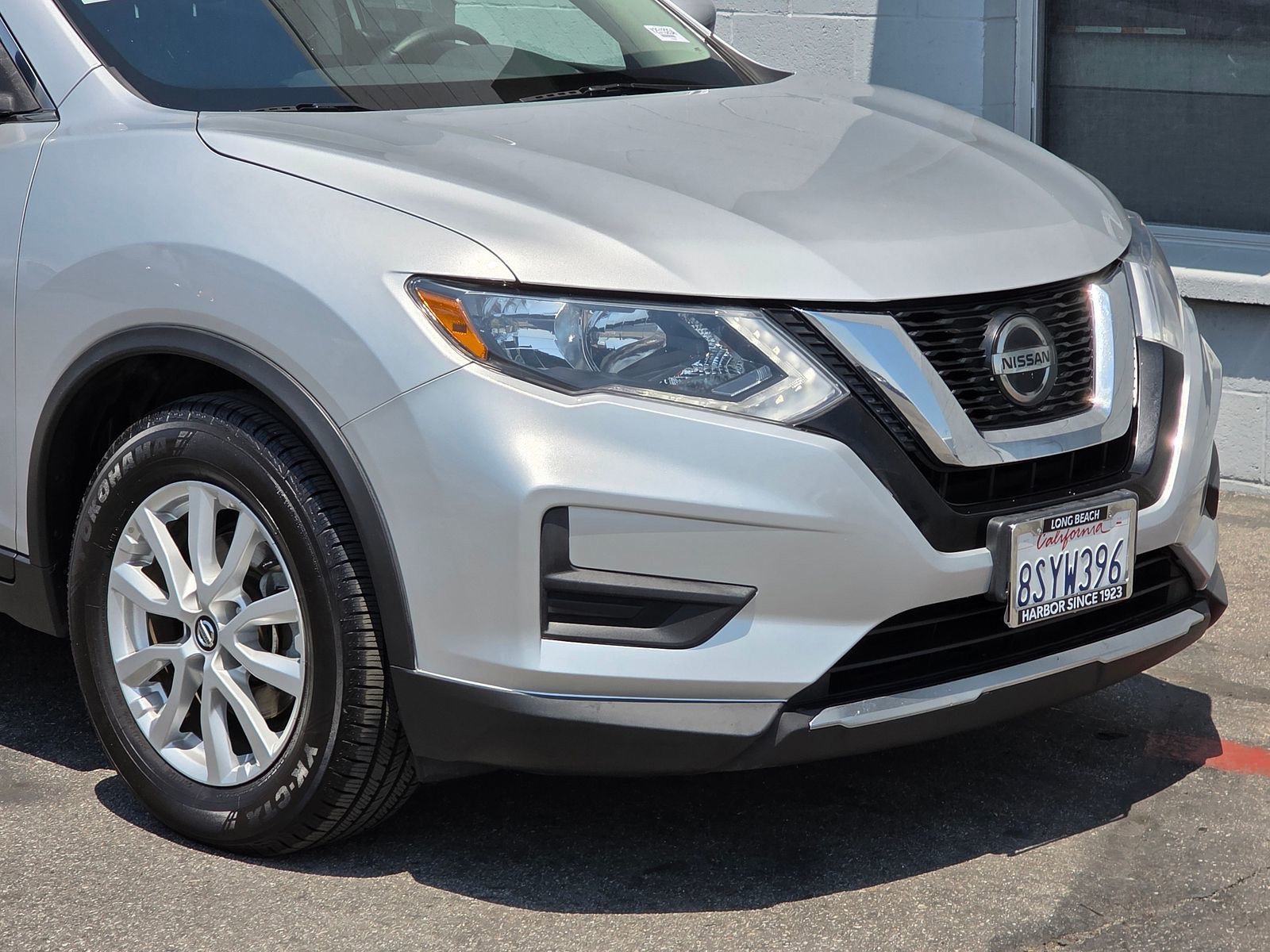 2019 Nissan Rogue SV photo 2