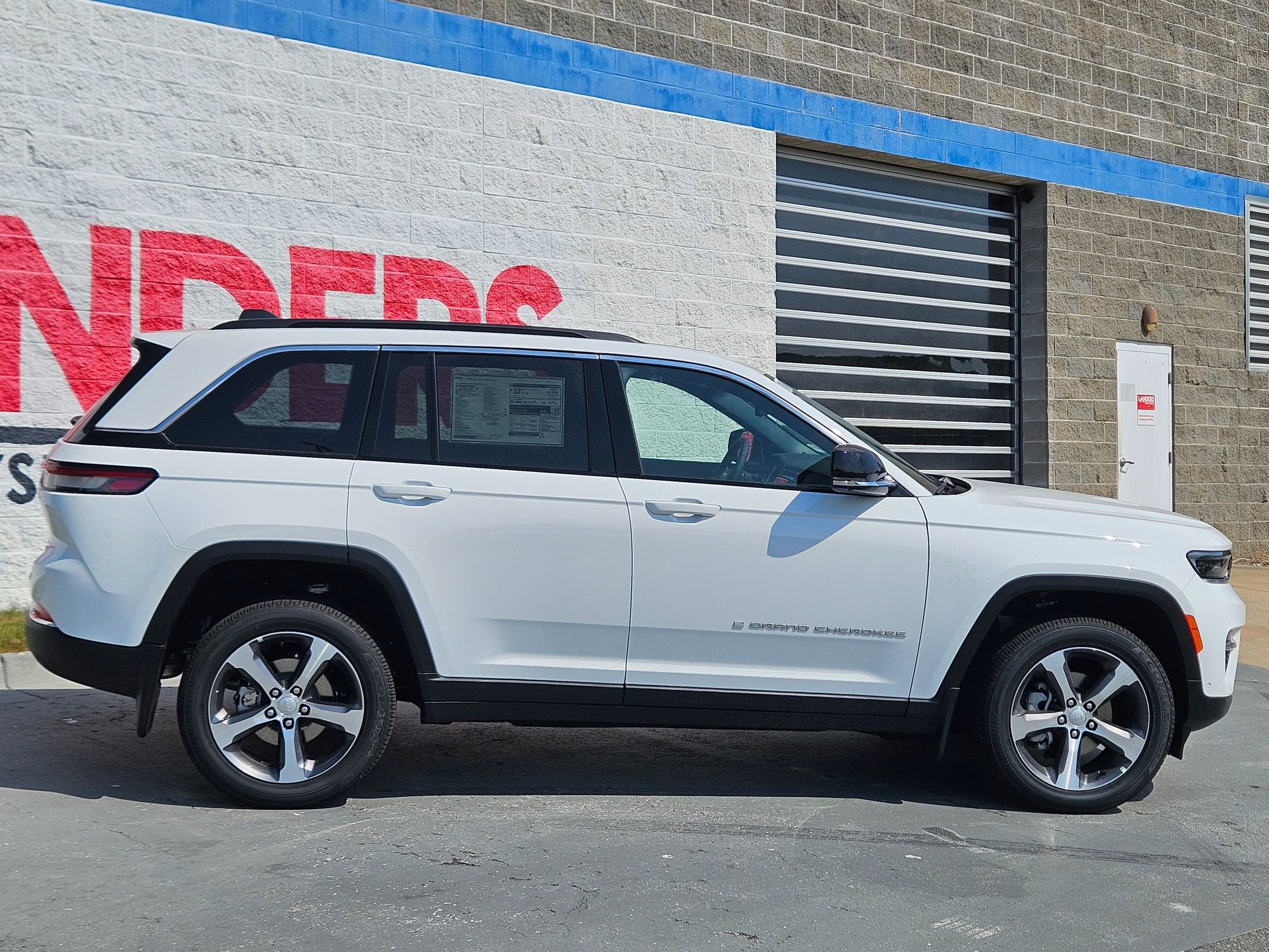 2025 Jeep Grand Cherokee Limited photo 8