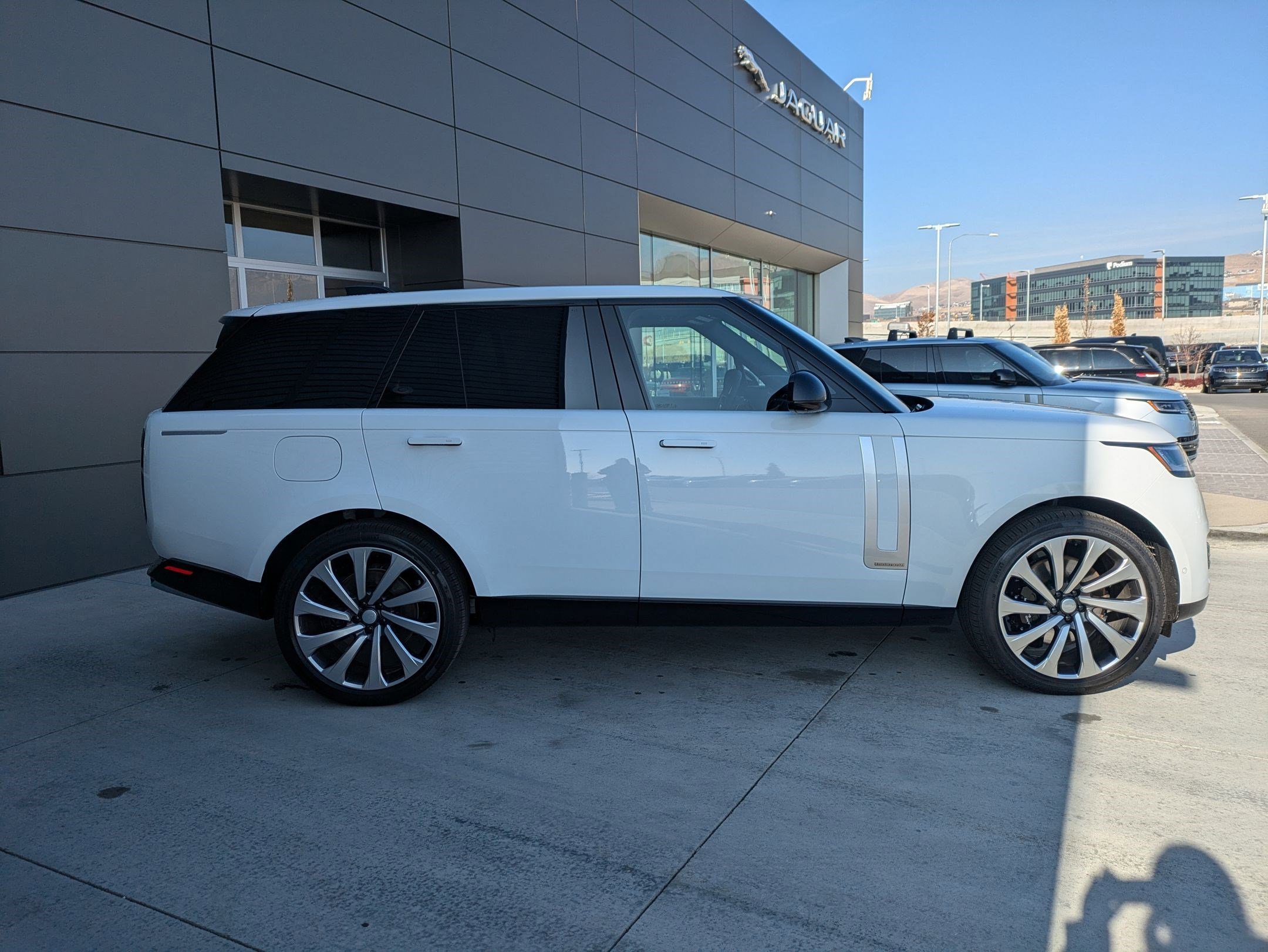 2025 Land Rover Range Rover Autobiography photo 4