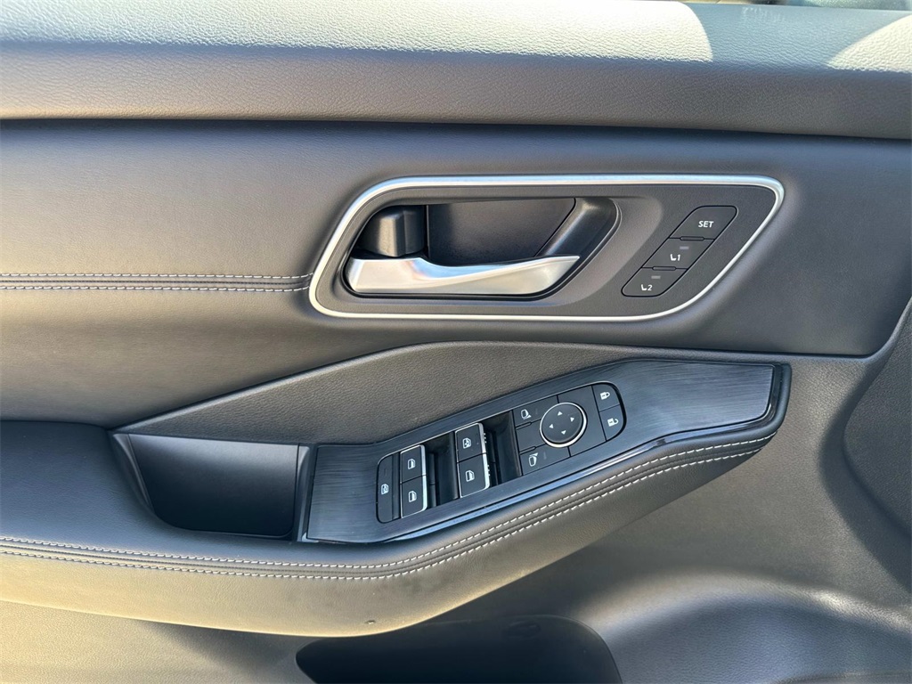 2025 Nissan Rogue Platinum photo 18