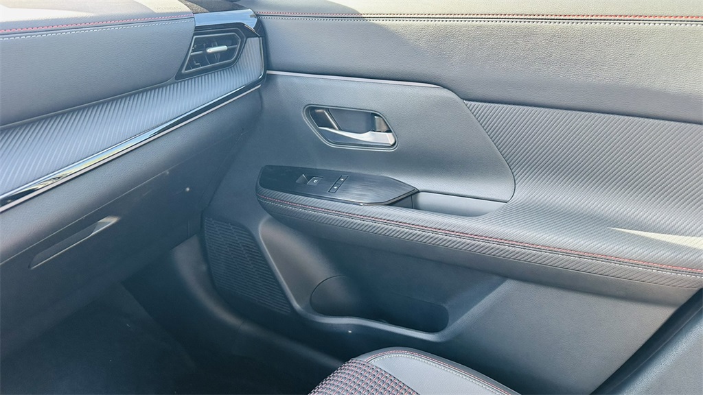2026 Nissan Kicks SR photo 23