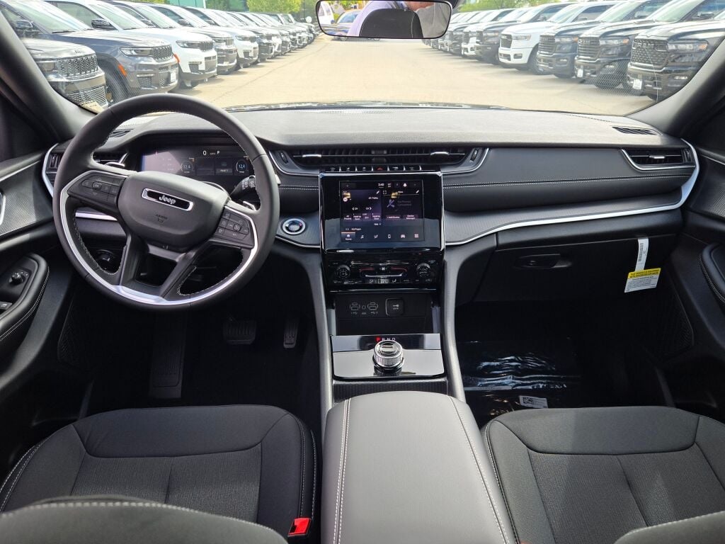 2025 Jeep Grand Cherokee Laredo photo 19
