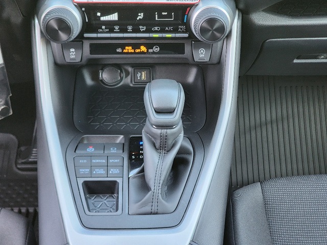 2025 Toyota RAV4 LE photo 9