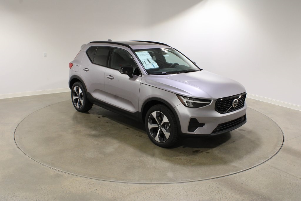 2026 Volvo XC40 Core photo 8