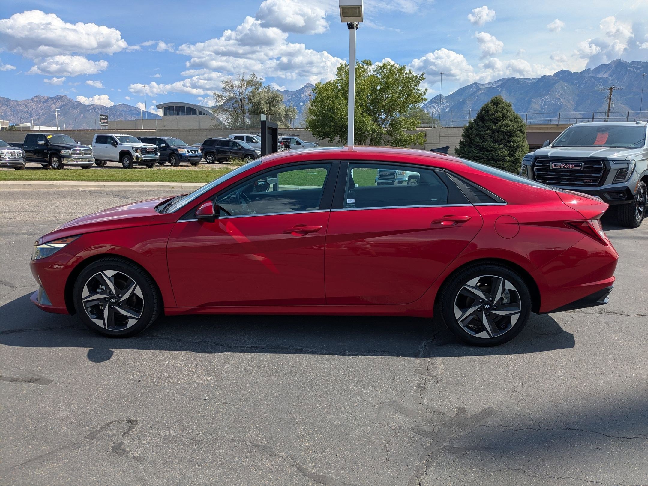 2022 Hyundai Elantra SEL photo 2