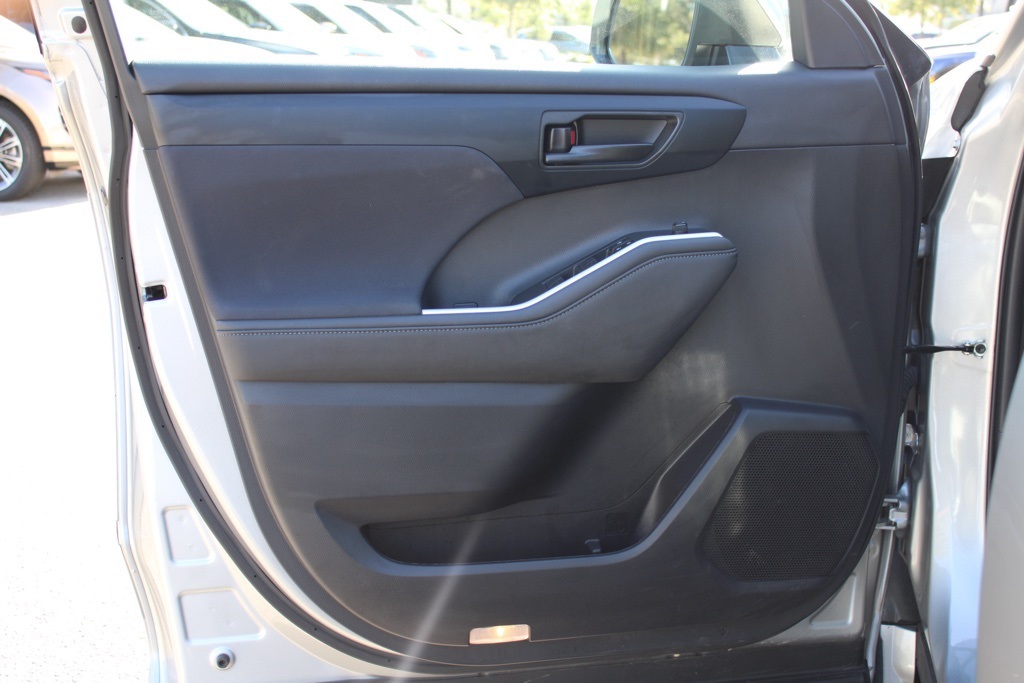2023 Toyota Highlander L photo 12