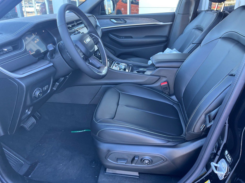 2025 Jeep Grand Cherokee Limited photo 4