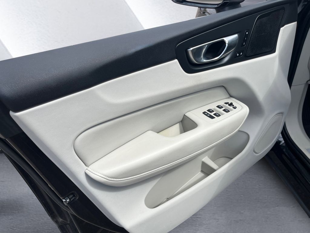 2022 Volvo XC60 B5 Inscription photo 8