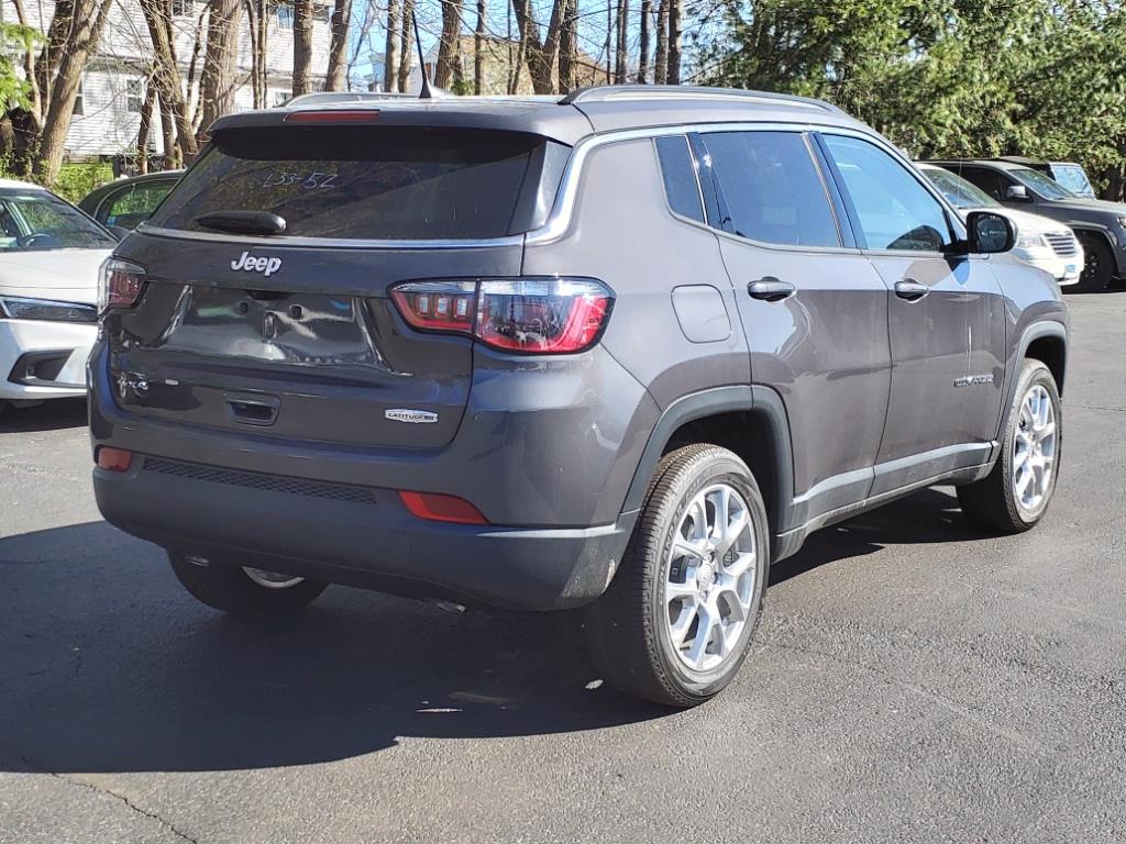 2024 Jeep Compass Latitude Lux photo 7