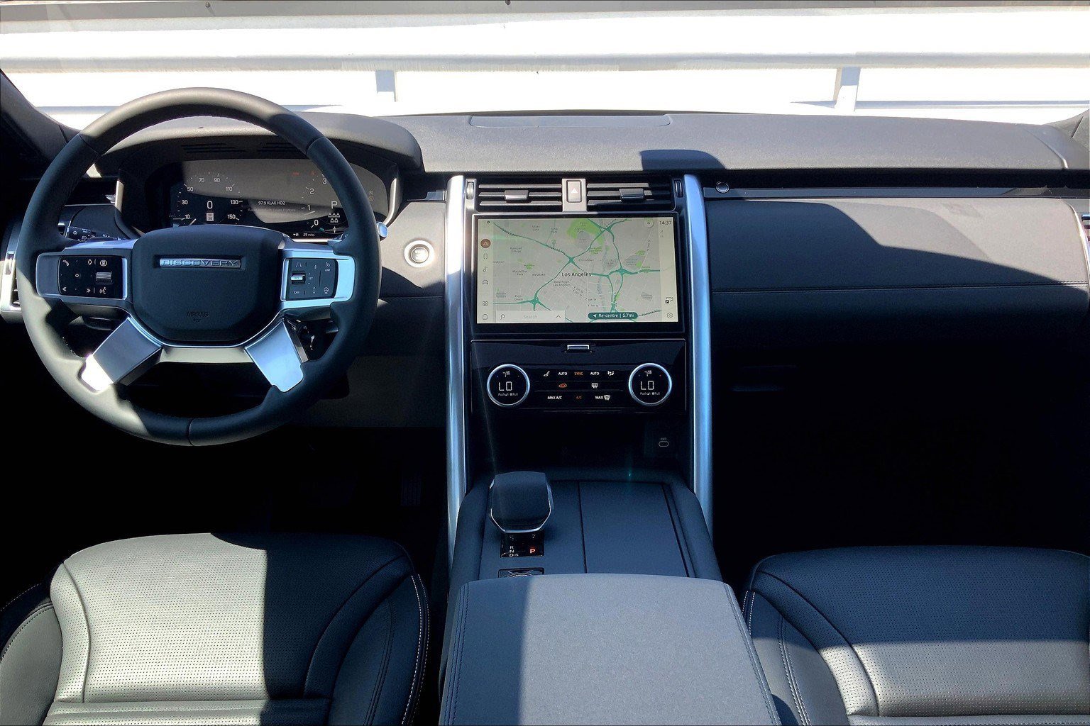 2025 Land Rover Discovery S photo 10