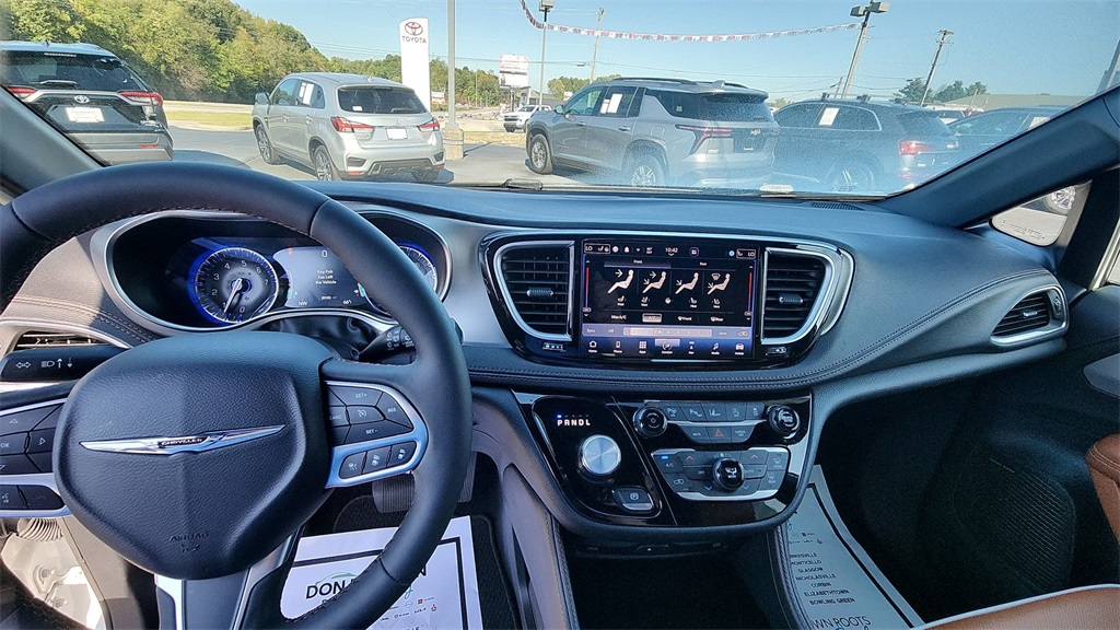 2024 Chrysler Pacifica Pinnacle photo 10