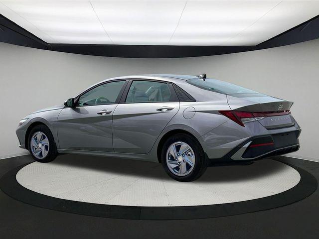 2025 Hyundai Elantra SE photo 4
