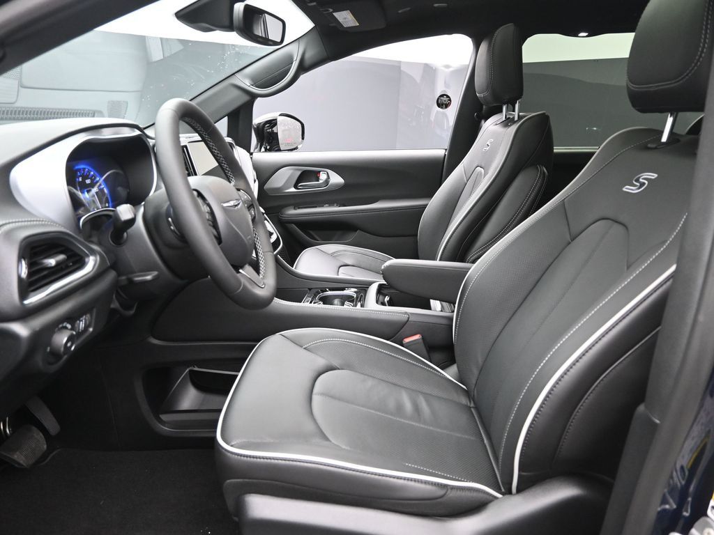 2025 Chrysler Pacifica Limited photo 11