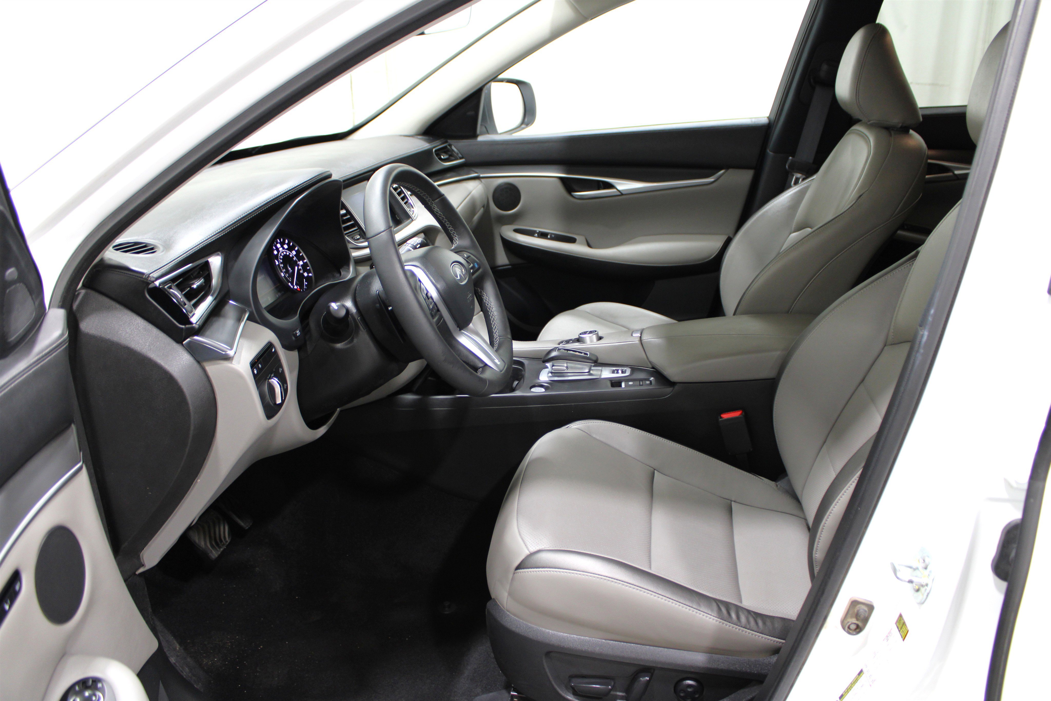 2025 Infiniti QX50 Luxe AWD photo 3