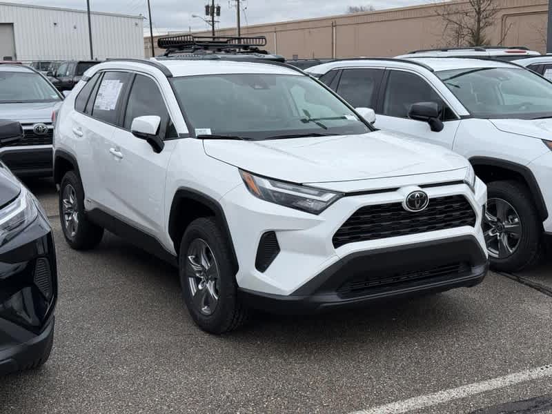 2025 Toyota RAV4 LE's photo