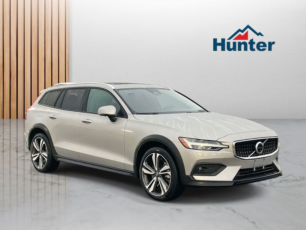 2025 Volvo V60 Cross Country Plus's photo