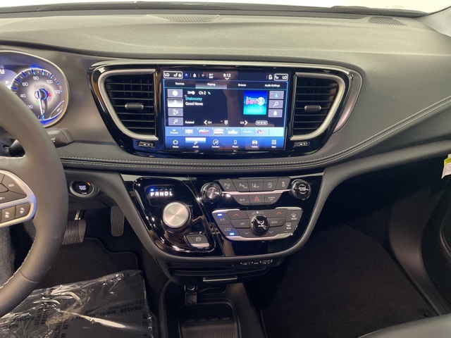 2025 Chrysler Pacifica photo 24
