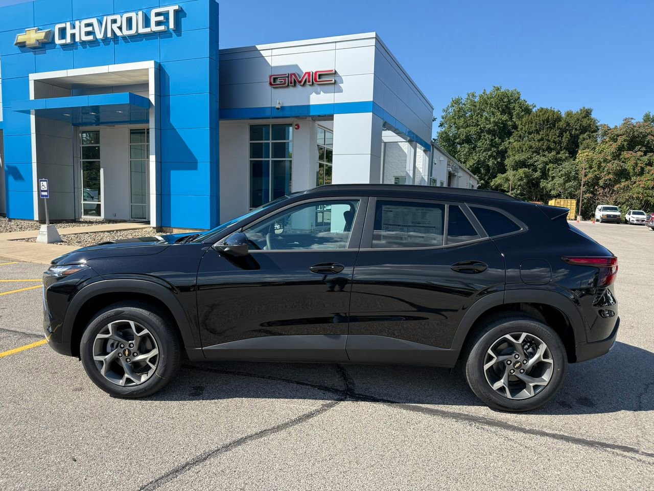 2025 Chevrolet Trax LT photo 3