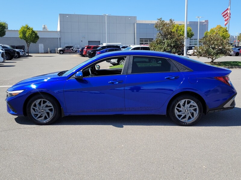 2024 Hyundai Elantra SEL photo 3