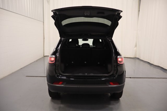 2023 Jeep Compass Latitude Lux photo 17