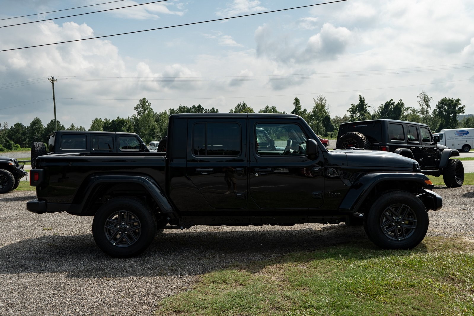 2025 Jeep Gladiator Sport photo 11