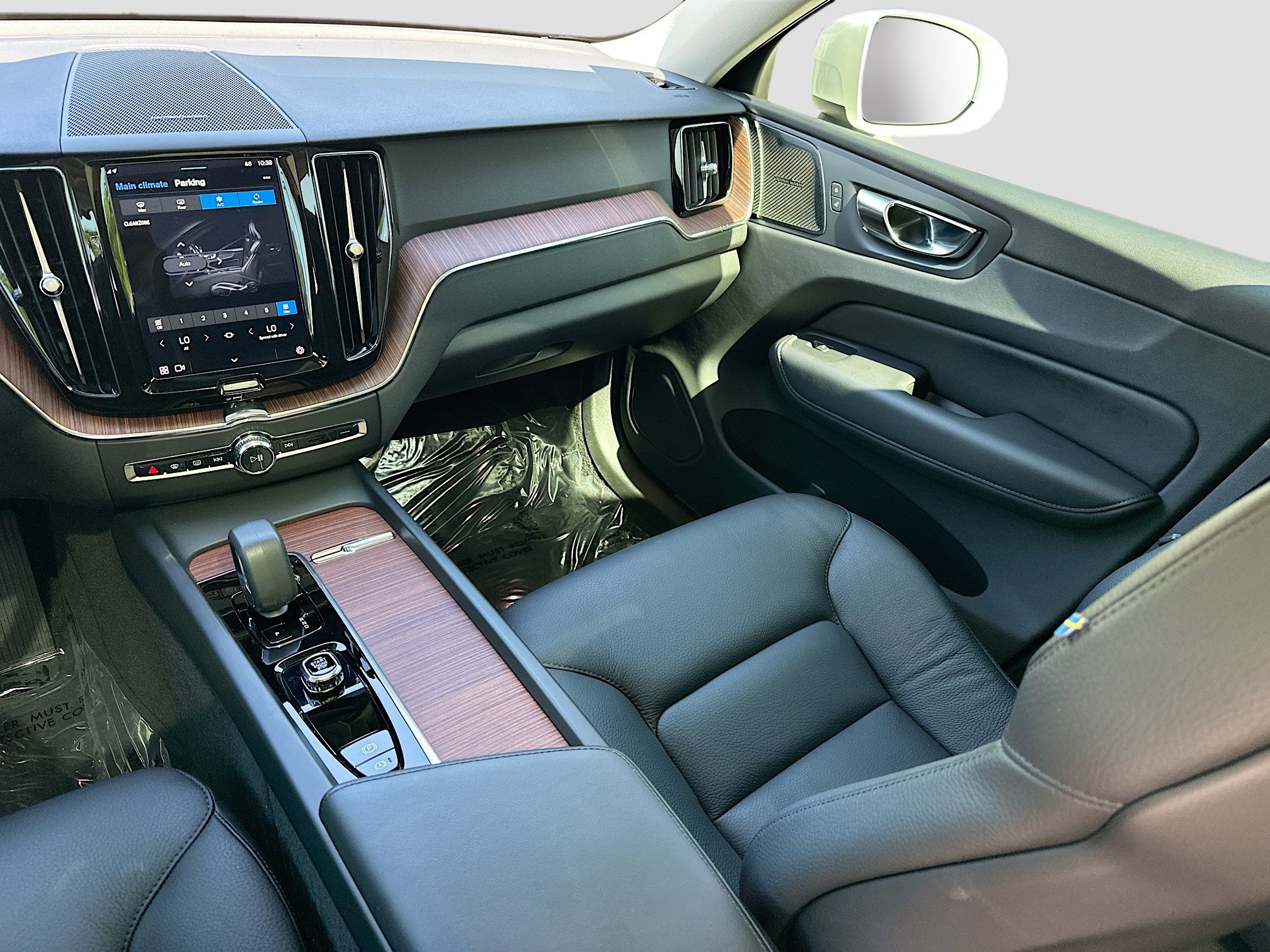 2023 Volvo XC60 Plus photo 23