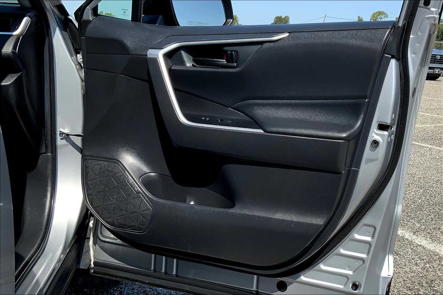 2019 Toyota RAV4 LE photo 21
