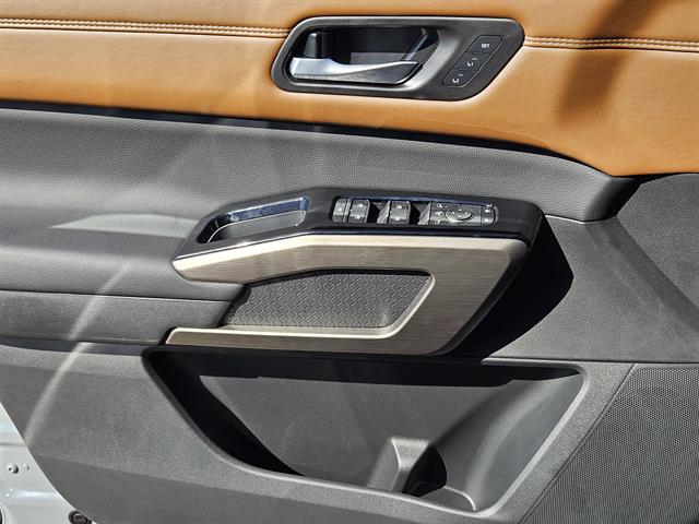 2025 Nissan Pathfinder Platinum photo 15