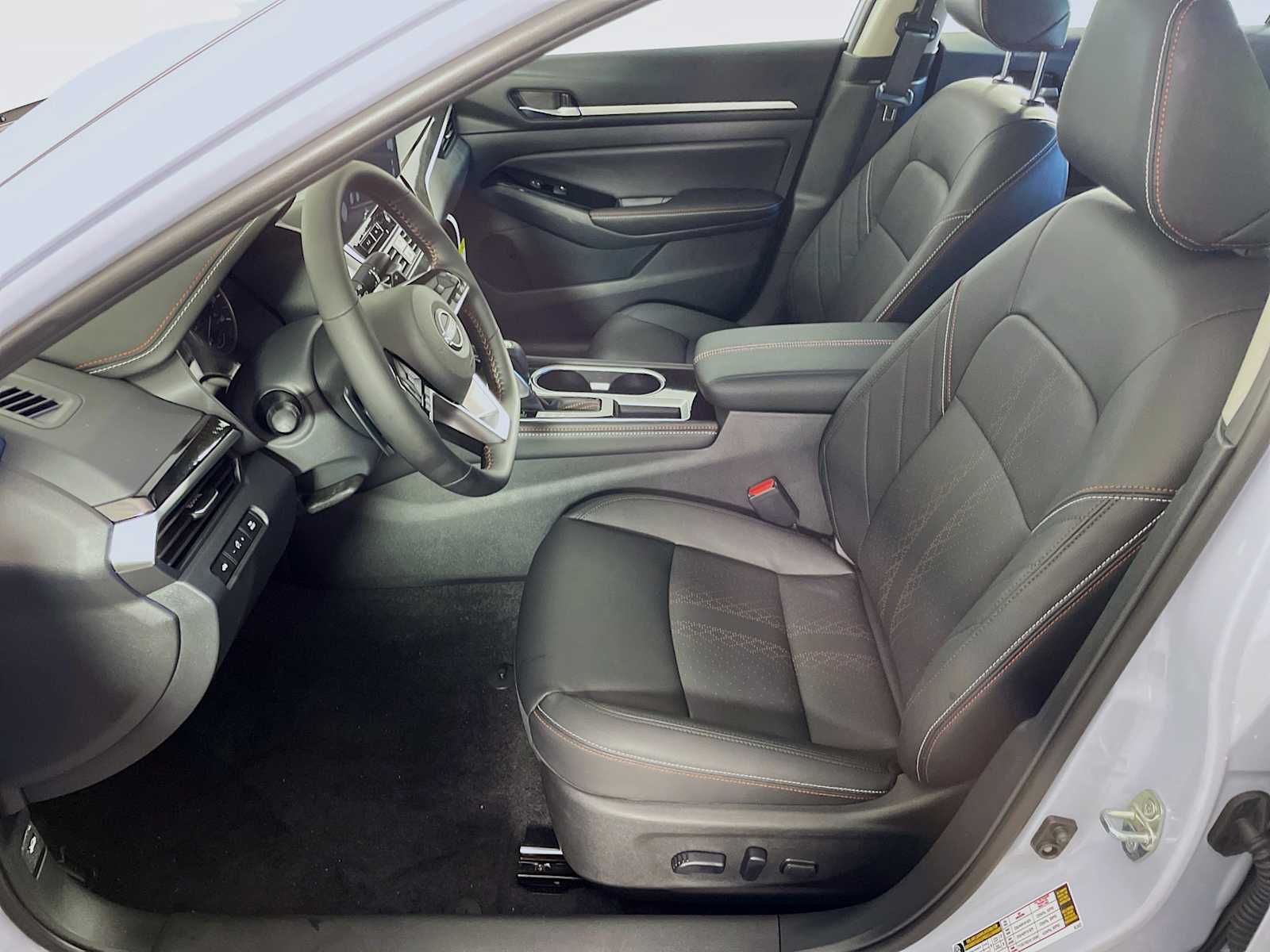 2025 Nissan Altima SR photo 5