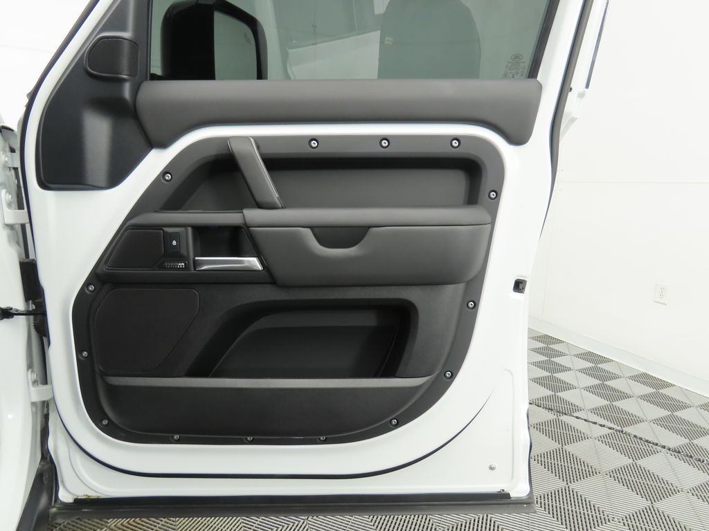 2025 Land Rover Defender 110 X-Dynamic SE photo 25