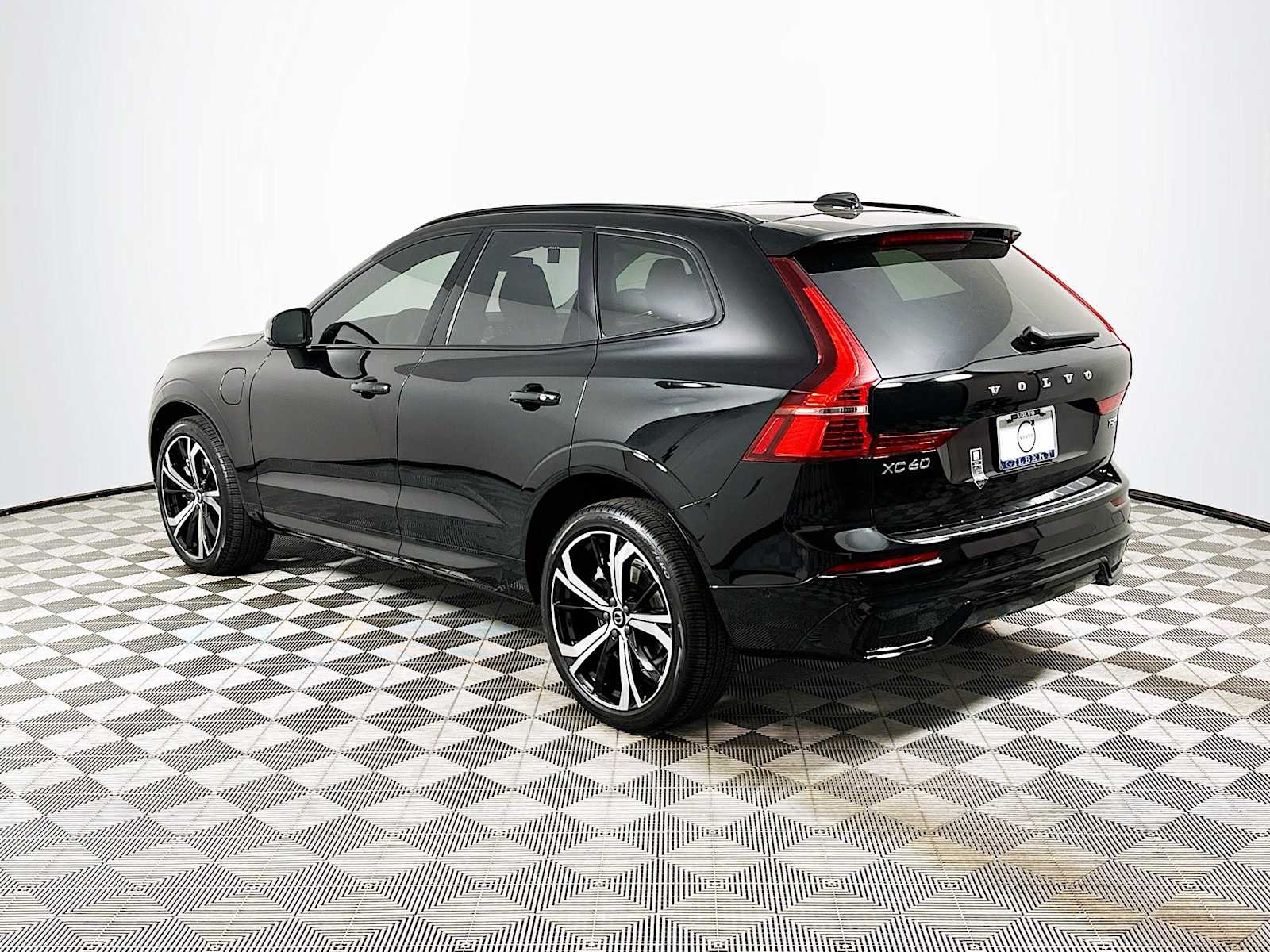 2025 Volvo XC60 T8 photo 4