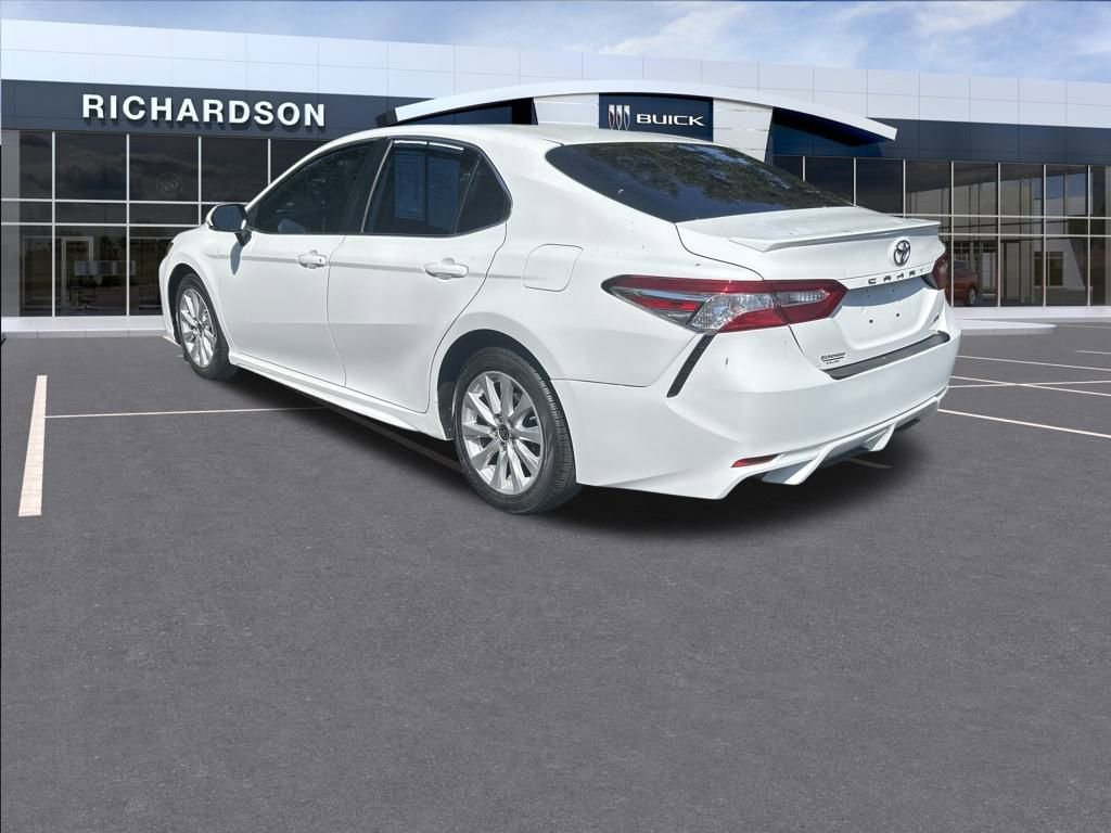 2020 Toyota Camry SE photo 3