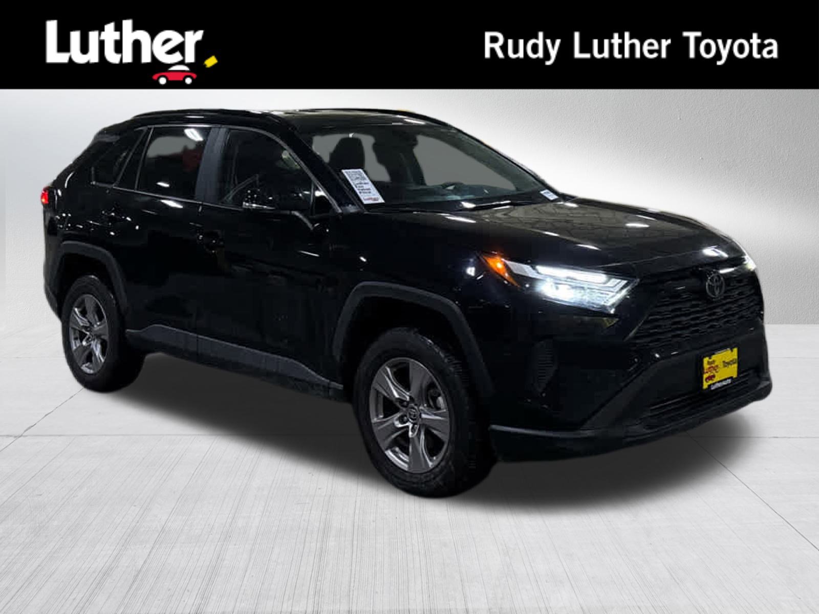 2025 Toyota RAV4 XLE's photo