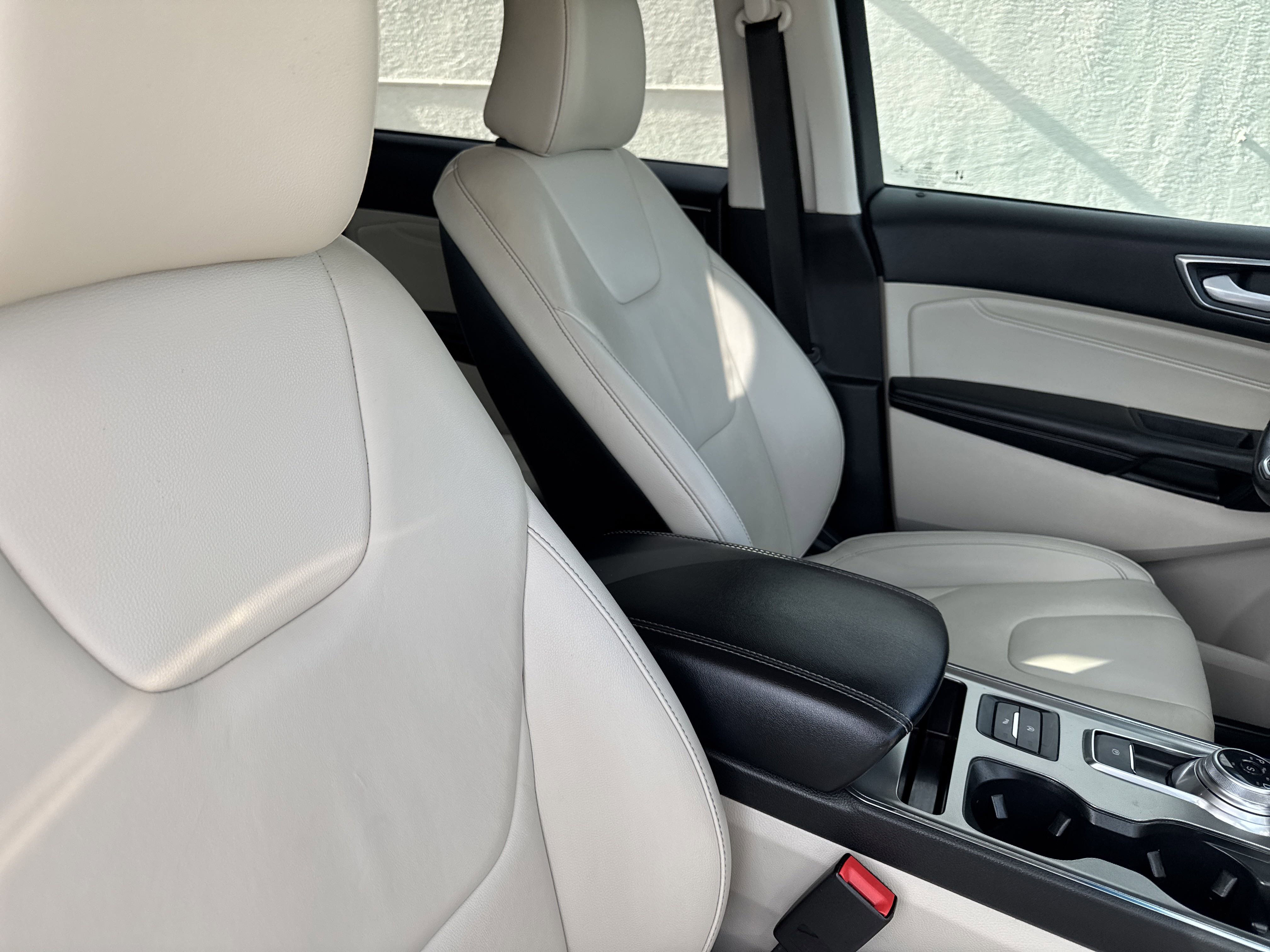 2022 Ford Edge Titanium photo 4