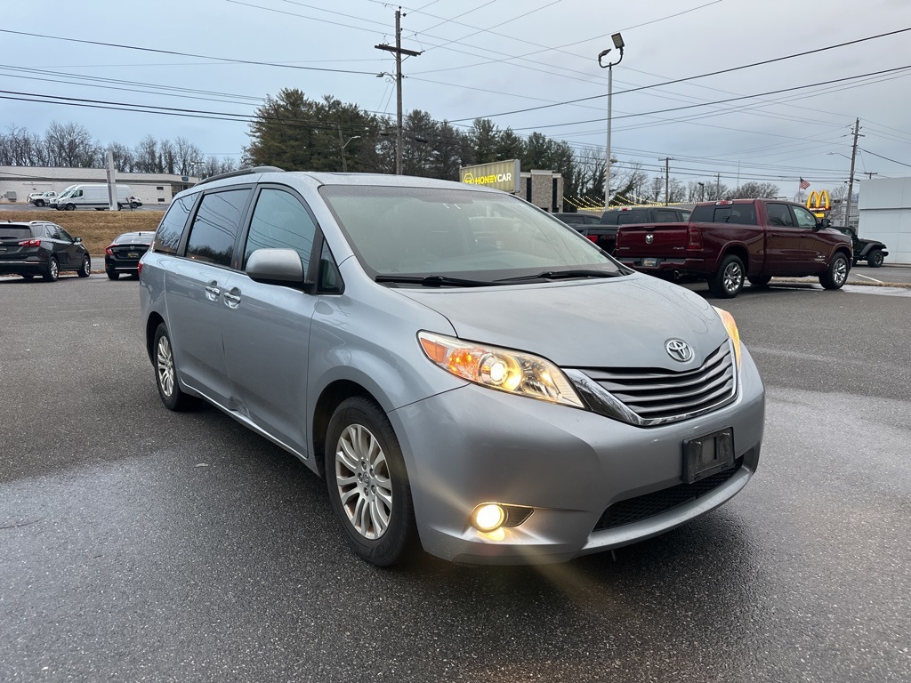 2016 Toyota Sienna XLE's photo
