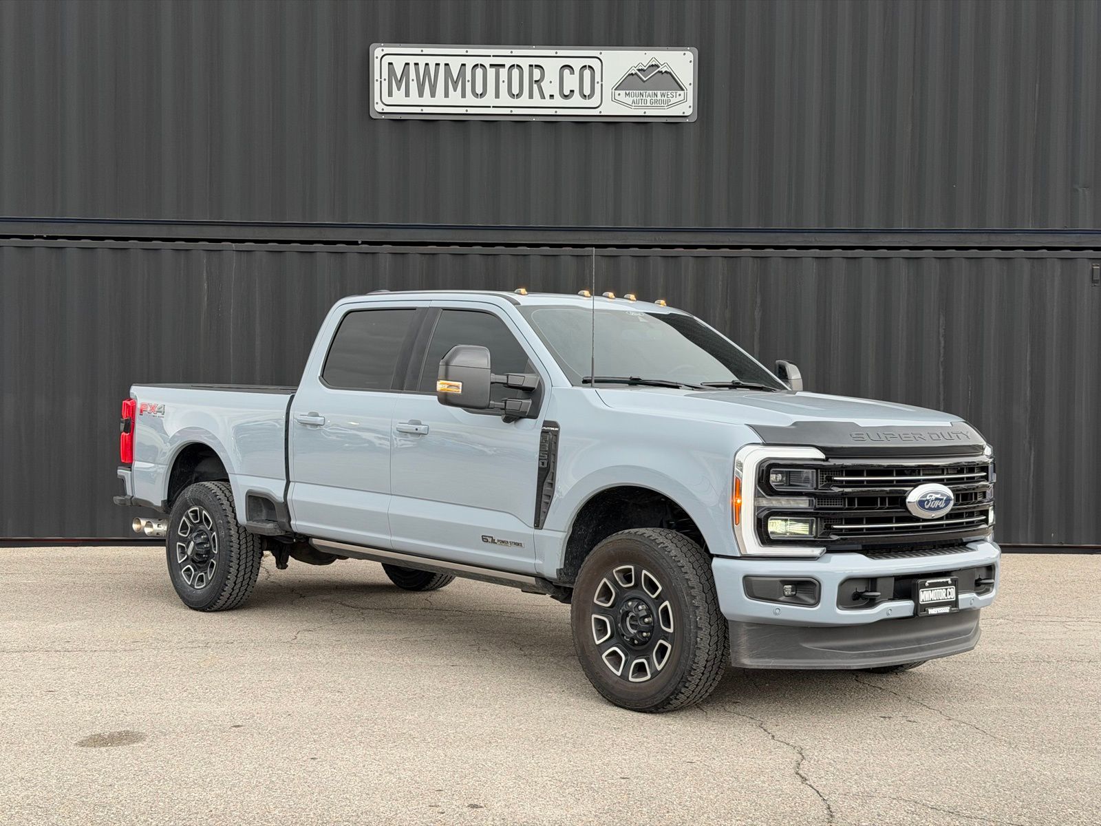 2025 Ford F-350 Super Duty Platinum's photo