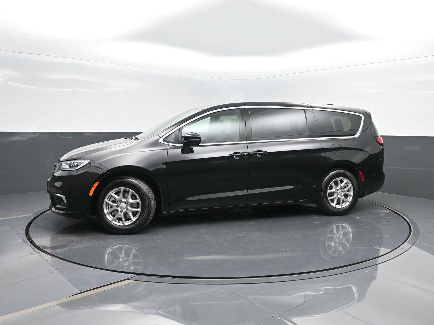 2026 Chrysler Pacifica Select's photo