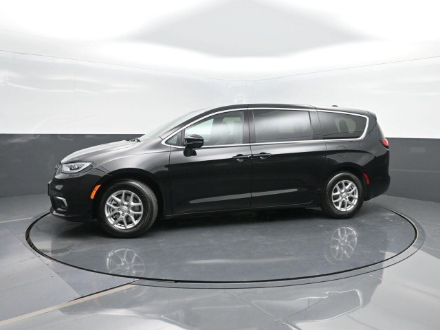 2026 Chrysler Pacifica Select's photo