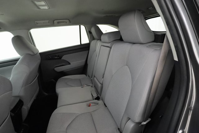 2022 Toyota Highlander LE photo 19