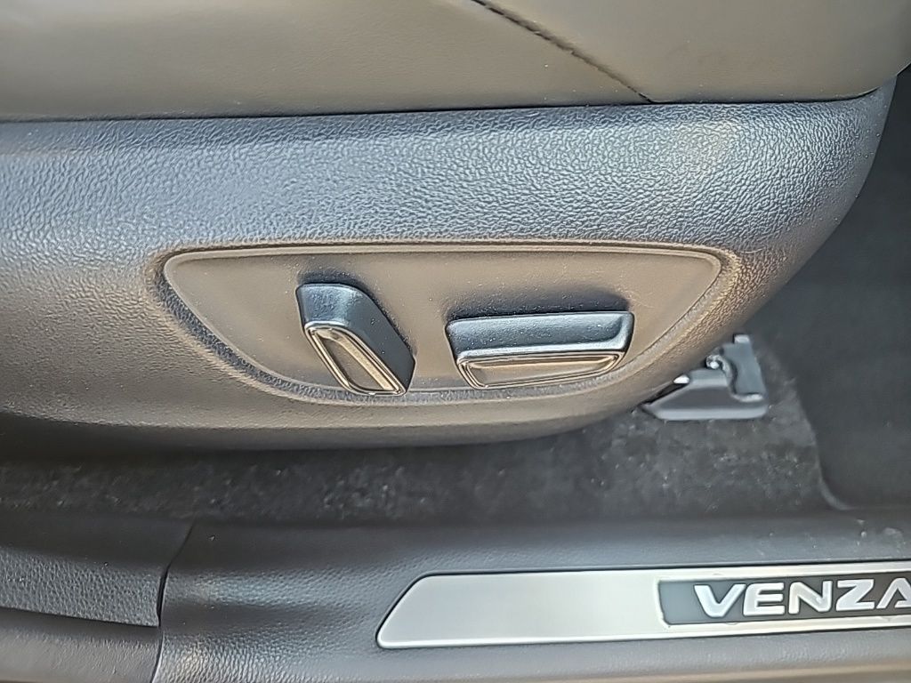 2021 Toyota Venza XLE photo 9